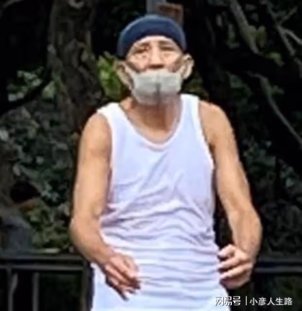 76歲秦漢球場打球，近照駝背含胸老態明顯，曾難以接受變老事實