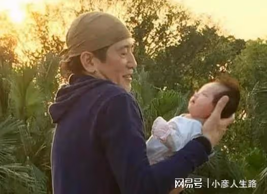 76歲秦漢球場打球，近照駝背含胸老態明顯，曾難以接受變老事實