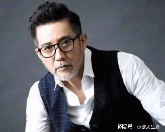76歲秦漢球場打球，近照駝背含胸老態明顯，曾難以接受變老事實