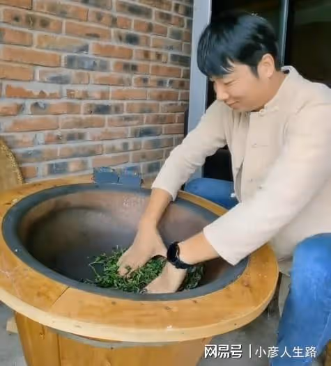 余秀華列舉自身缺點,被贊「人間清醒」,楊櫧策轉行賣茶卻遭抵制
