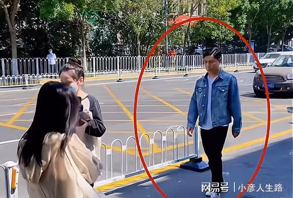 德雲社郭德綱拍夜戲下班,為防止「代拍」圍堵,拿攤位遮陽傘開路