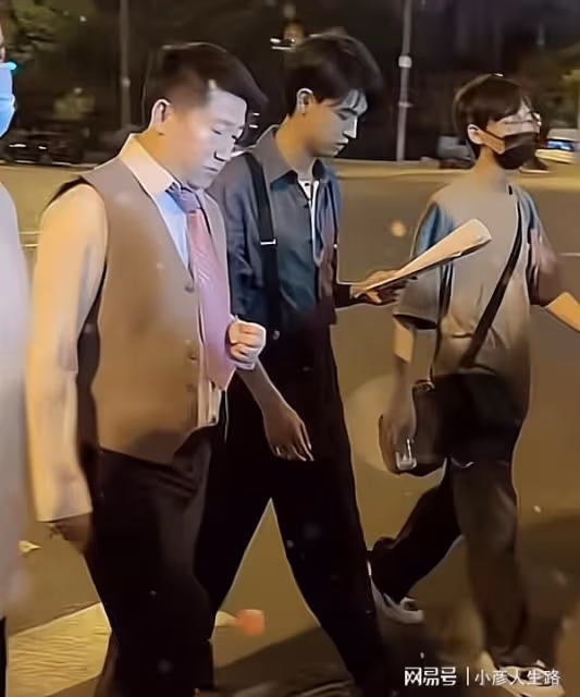 德雲社郭德綱拍夜戲下班,為防止「代拍」圍堵,拿攤位遮陽傘開路