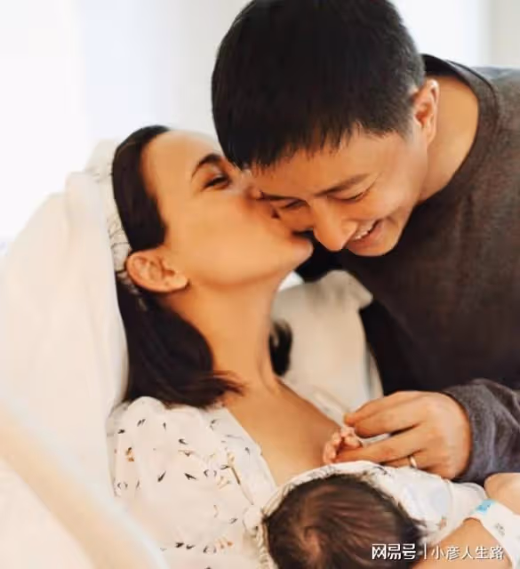 恭喜!韓庚盧靖姍官宣產女,全家福超溫馨,韓庚握娃手獲妻子獻吻
