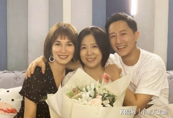 恭喜!韓庚盧靖姍官宣產女,全家福超溫馨,韓庚握娃手獲妻子獻吻