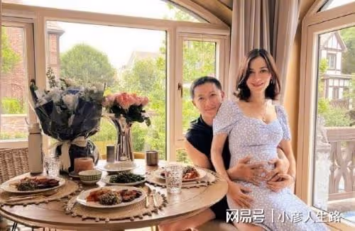 恭喜!韓庚盧靖姍官宣產女,全家福超溫馨,韓庚握娃手獲妻子獻吻