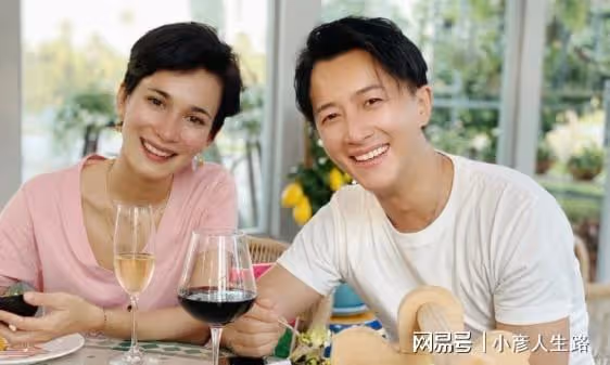 恭喜!韓庚盧靖姍官宣產女,全家福超溫馨,韓庚握娃手獲妻子獻吻