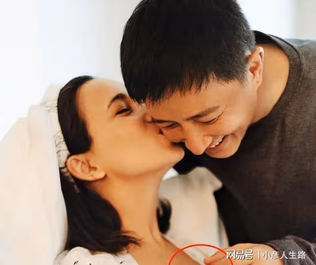 韓庚盧靖姍升三口之家！寶寶性別曝光，網友：這孩子顏值不得了