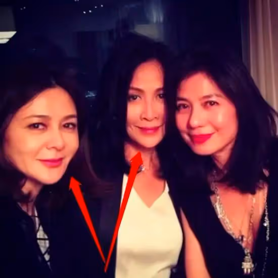 劉嘉玲關之琳同框太慘烈，一個儀態大方，一個彎腰曲背身形佝僂！