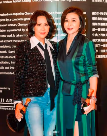 劉嘉玲關之琳同框太慘烈，一個儀態大方，一個彎腰曲背身形佝僂！