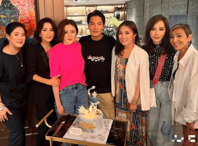 劉嘉玲關之琳同框太慘烈，一個儀態大方，一個彎腰曲背身形佝僂！