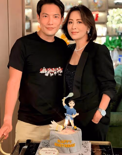劉嘉玲關之琳同框太慘烈，一個儀態大方，一個彎腰曲背身形佝僂！