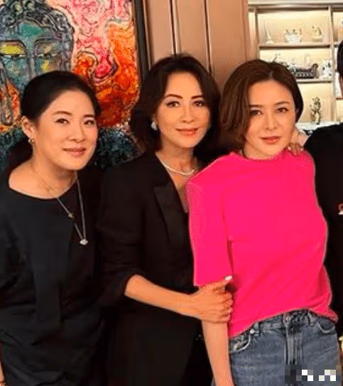 劉嘉玲關之琳同框太慘烈，一個儀態大方，一個彎腰曲背身形佝僂！