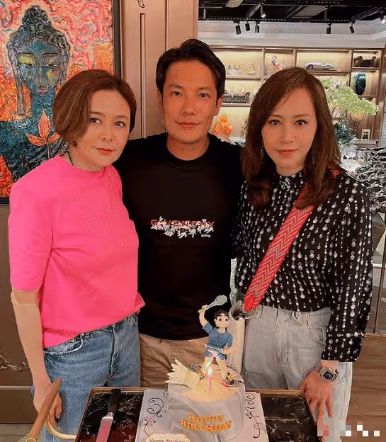 劉嘉玲關之琳同框太慘烈，一個儀態大方，一個彎腰曲背身形佝僂！