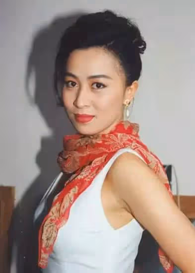 劉嘉玲關之琳同框太慘烈，一個儀態大方，一個彎腰曲背身形佝僂！