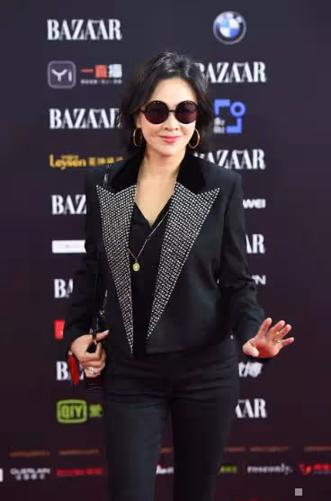劉嘉玲關之琳同框太慘烈，一個儀態大方，一個彎腰曲背身形佝僂！