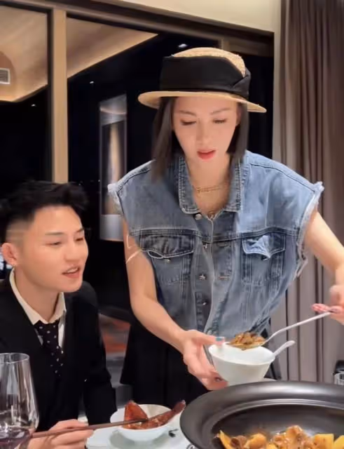 38歲李彩樺跟男網紅聚餐，為其夾菜擦嘴顯曖昧，引髮網友熱議