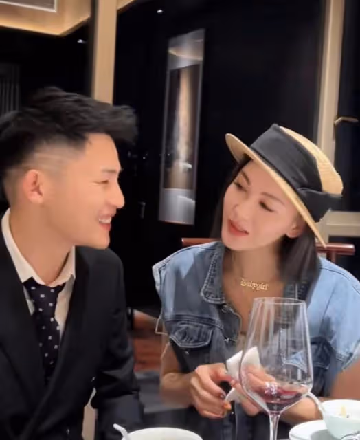 38歲李彩樺跟男網紅聚餐，為其夾菜擦嘴顯曖昧，引髮網友熱議