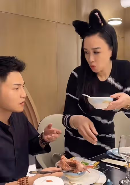 38歲李彩樺跟男網紅聚餐，為其夾菜擦嘴顯曖昧，引髮網友熱議