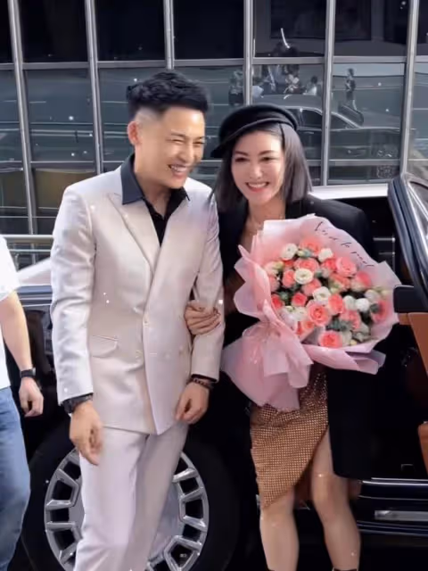 38歲李彩樺跟男網紅聚餐，為其夾菜擦嘴顯曖昧，引髮網友熱議