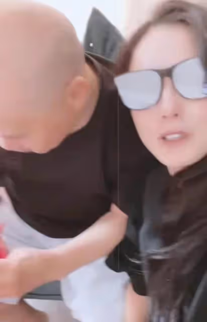 張柏芝一家慶中秋！張爸爸光頭鬍鬚花白，12歲小Q長鬍子似謝霆鋒