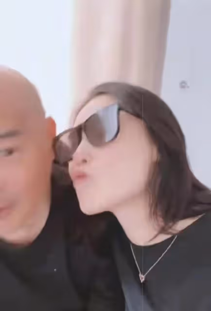 張柏芝一家慶中秋！張爸爸光頭鬍鬚花白，12歲小Q長鬍子似謝霆鋒