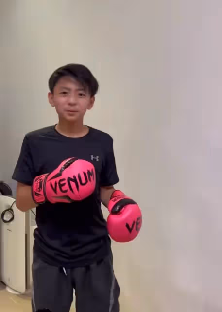 張柏芝一家慶中秋！張爸爸光頭鬍鬚花白，12歲小Q長鬍子似謝霆鋒
