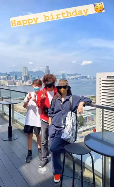 張柏芝一家慶中秋！張爸爸光頭鬍鬚花白，12歲小Q長鬍子似謝霆鋒