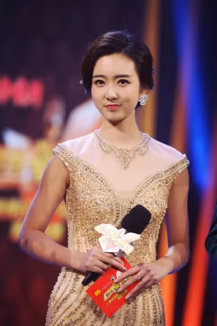 央視中秋晚會節目單:主持天團添95後美女新人,8位港台藝人獻唱
