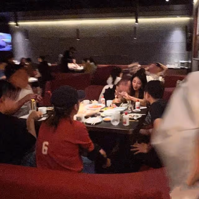 殷桃外出聚餐被偶遇,滿臉通紅身材火辣,桌上擺多瓶茅台酒顯豪橫