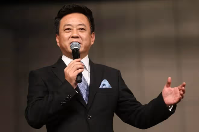 朱軍二審勝訴後露面,與友人過中秋贈送字畫,難掩老態模樣變化大
