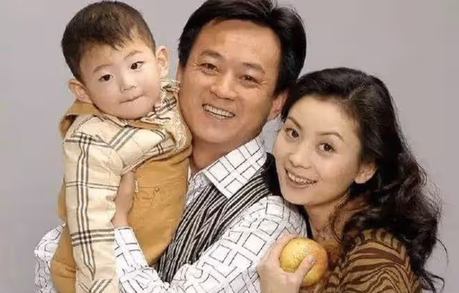 朱軍二審勝訴後露面,與友人過中秋贈送字畫,難掩老態模樣變化大