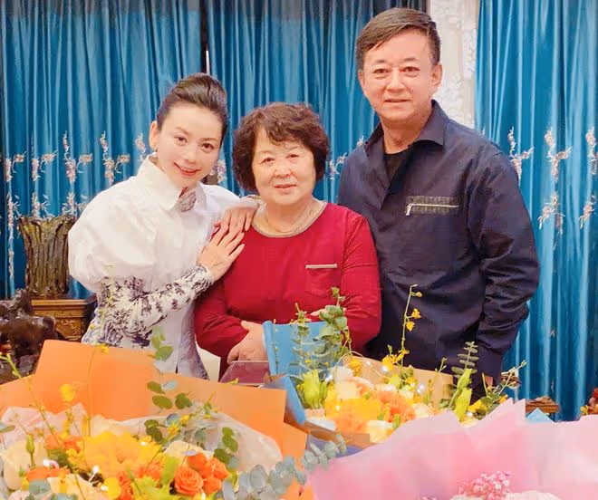 朱軍二審勝訴後露面,與友人過中秋贈送字畫,難掩老態模樣變化大