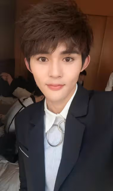 25歲男星轉行當浙江一本輔導員，穿帥氣西裝登台迎新，顏值受關注