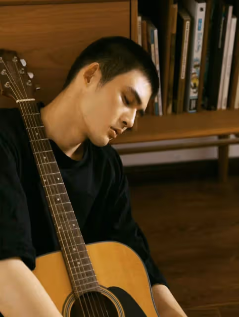 25歲男星轉行當浙江一本輔導員，穿帥氣西裝登台迎新，顏值受關注