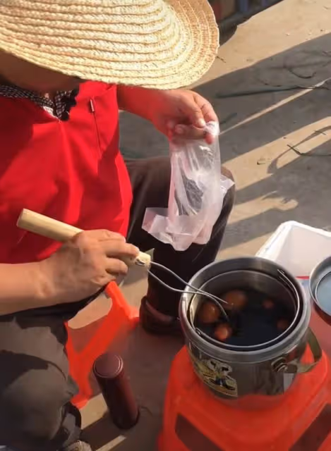知名演員擺攤賣茶葉蛋,不戴口罩無人識,自曝無戲可拍一天賺50元