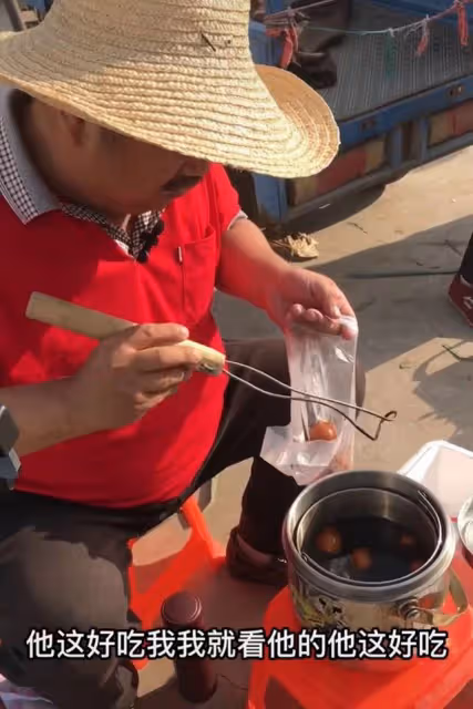 知名演員擺攤賣茶葉蛋,不戴口罩無人識,自曝無戲可拍一天賺50元