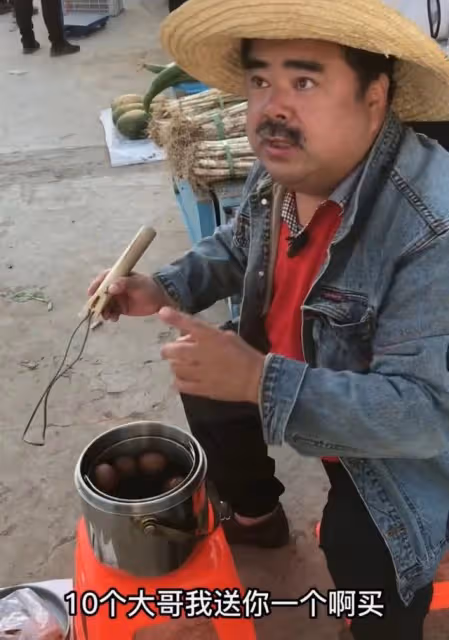 知名演員擺攤賣茶葉蛋,不戴口罩無人識,自曝無戲可拍一天賺50元