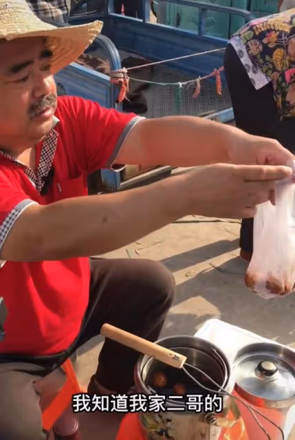 知名演員擺攤賣茶葉蛋,不戴口罩無人識,自曝無戲可拍一天賺50元