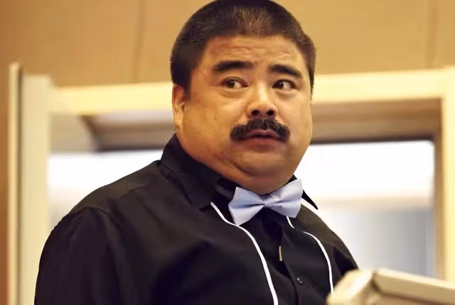 知名演員擺攤賣茶葉蛋，不戴口罩無人識，自曝無戲可拍一天賺50元