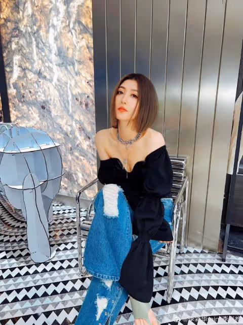 38歲香港知名女星為男網紅夾菜擦嘴引熱議,網友:為錢沒有底線嗎