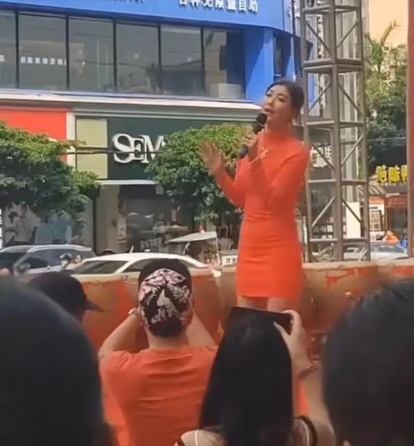 38歲香港知名女星為男網紅夾菜擦嘴引熱議,網友:為錢沒有底線嗎