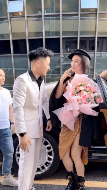 38歲香港知名女星為男網紅夾菜擦嘴引熱議,網友:為錢沒有底線嗎