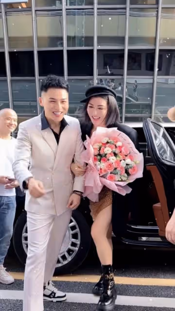 38歲香港知名女星為男網紅夾菜擦嘴引熱議,網友:為錢沒有底線嗎