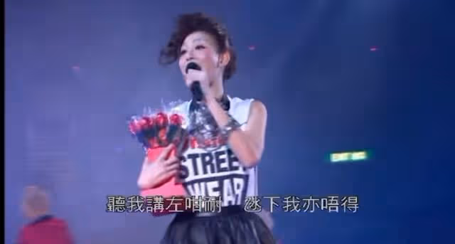 38歲香港知名女星為男網紅夾菜擦嘴引熱議,網友:為錢沒有底線嗎