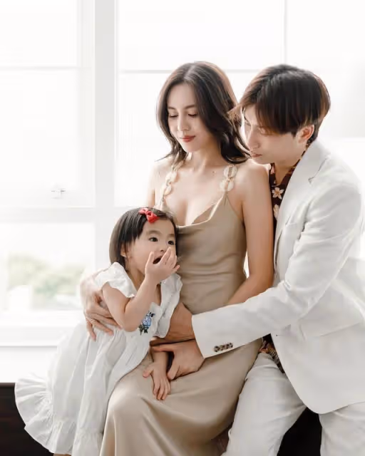 恭喜!37歲香港知名女星宣布懷二胎,曬孕肚寫真大秀S型好身材
