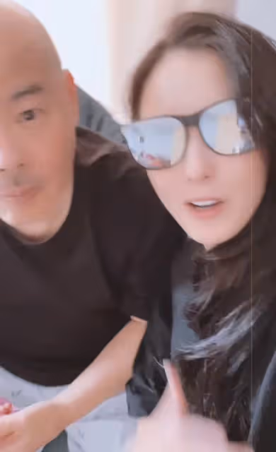 張柏芝一家過中秋,下廚做一桌家常菜接地氣,嘟嘴獻吻老爸太溫馨