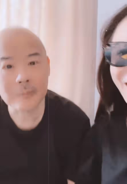 張柏芝一家過中秋,下廚做一桌家常菜接地氣,嘟嘴獻吻老爸太溫馨