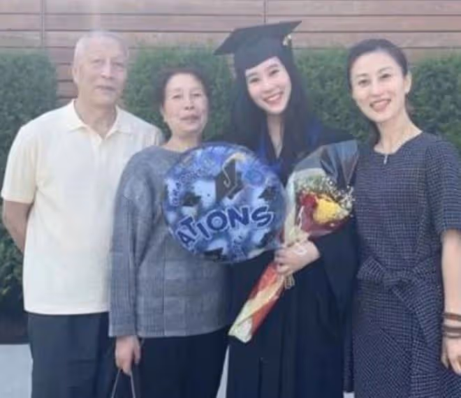 楊子一家豪宅過中秋!20歲學霸大女兒罕露面,被贊太像繼母黃聖依