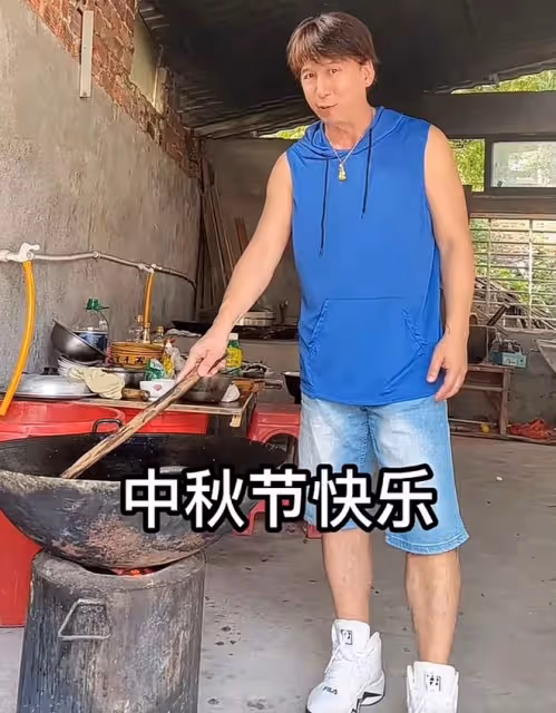 60歲港星回農村過中秋!燒柴做飯被煙燻到眼,家鄉菜擺滿桌很豐盛