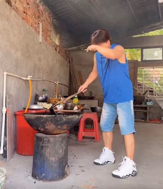 60歲港星回農村過中秋!燒柴做飯被煙燻到眼,家鄉菜擺滿桌很豐盛
